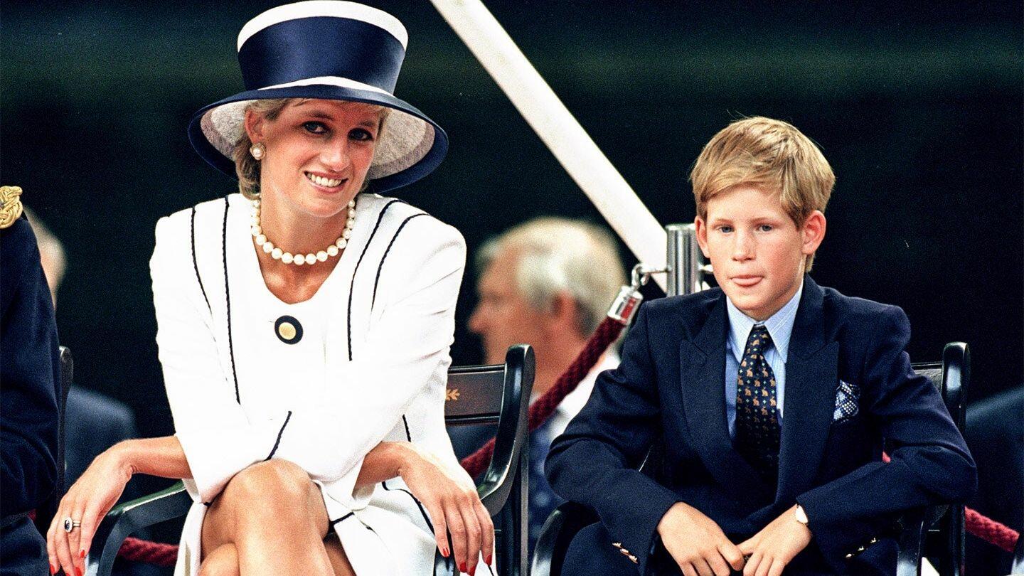 Prens Harry, annesi Lady Diana ile birlikte.