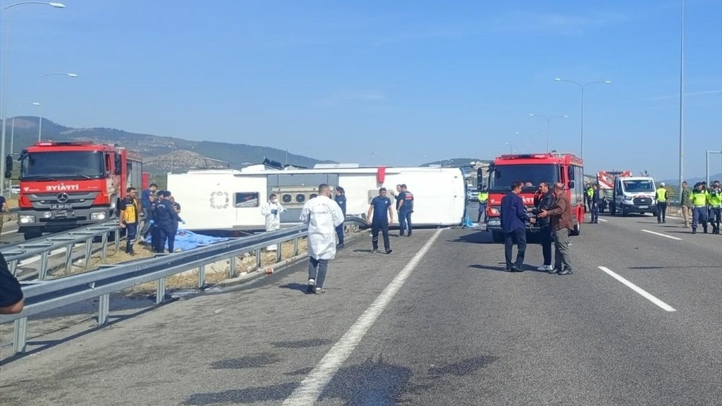 Manisa'da çekici ile tur otobüsü çarpıştı: 11 ölü, 27 yaralı