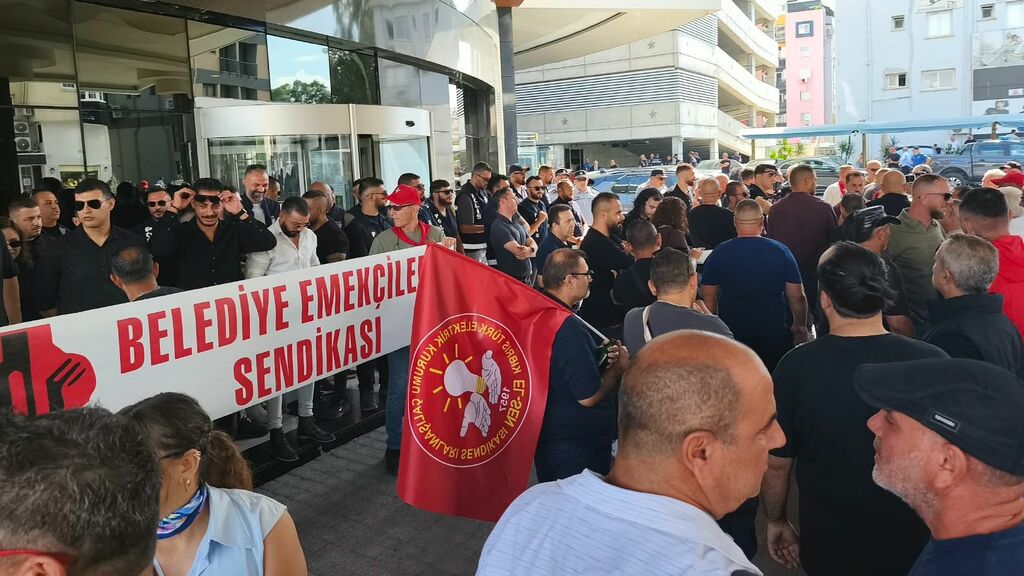 El-Sen ve sendikalar, Üstel'in toplantı yaptığı otel önünde hükümeti protesto etti