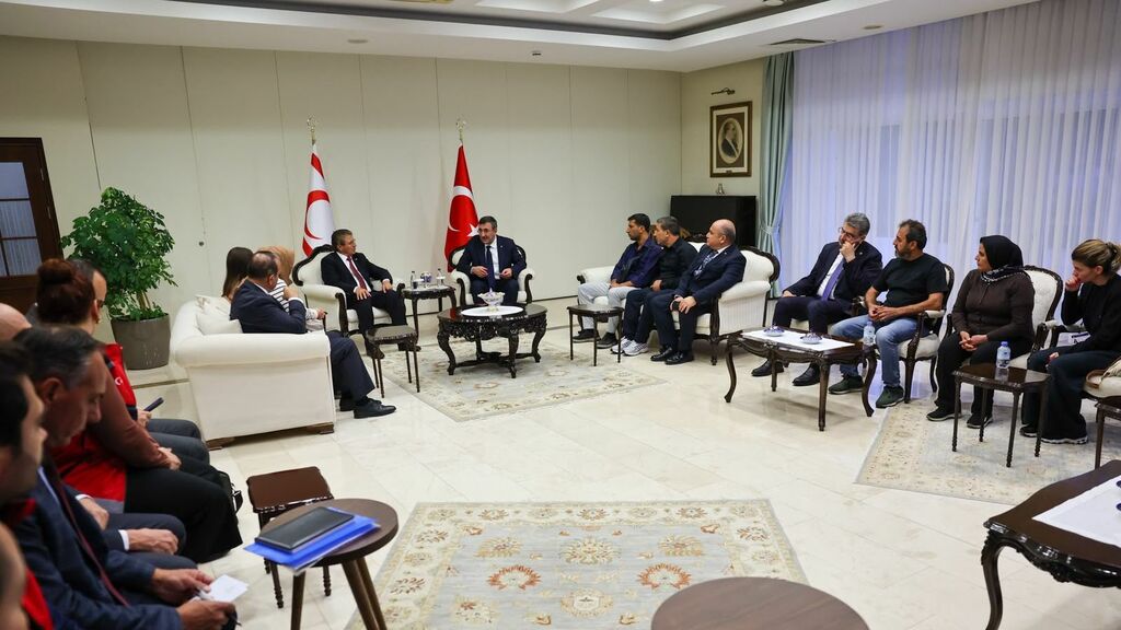 Yılmaz, kayıp yakınlarıyla bir araya geldi