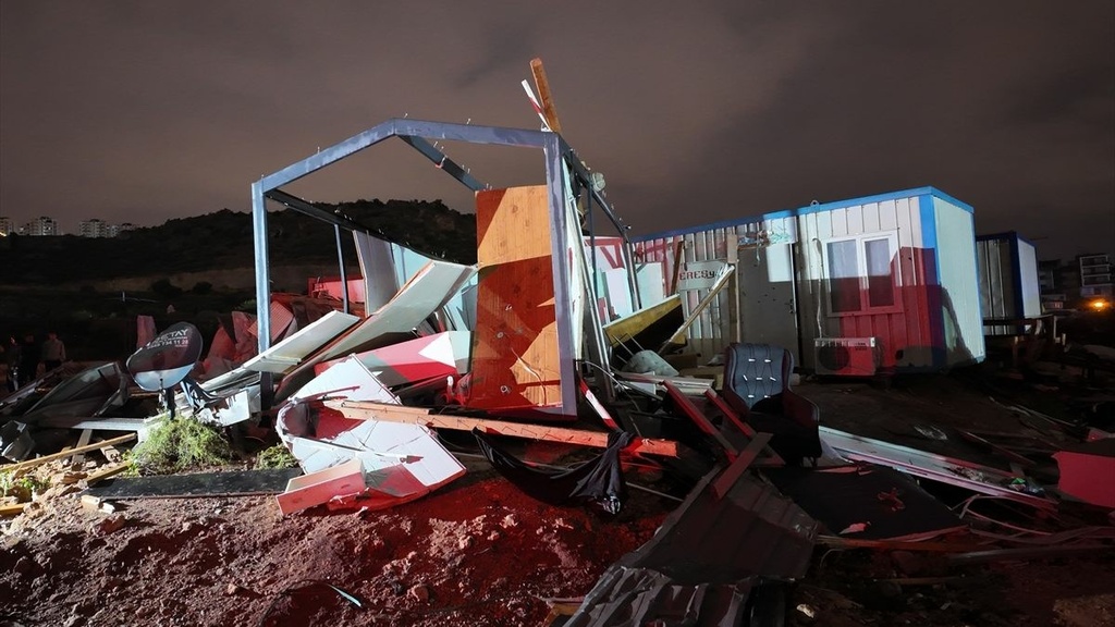 Antalya'da hortum faciası: Konteynerlerdeki 4 işçi öldü, 1 işçi yaralandı