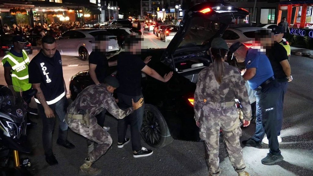 Özel Harekat ve Narkotik birlikte sahaya indi: 452 gram uyuşturucu, 2 tabanca, 7 tutuklu