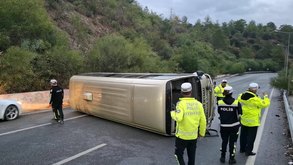 Lefkoşa-Girne Ana Yolu'nda otobüs devrildi: İki yaralı var