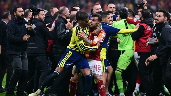 Saha karıştı: İki oyuncuya kırmızı kart çıktı