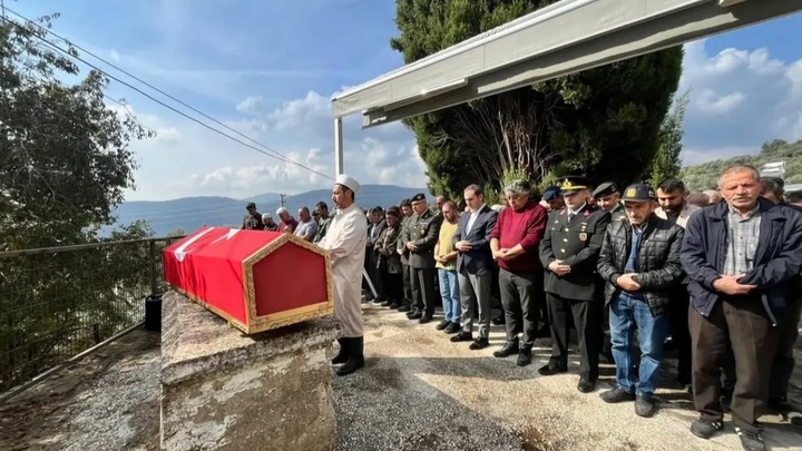 İzmir'de vefat eden Kıbrıs gazisi son yolculuğuna uğurlandı