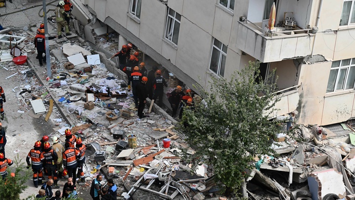 "Enkazdan 11 kişi çıkarıldı, 2 kişi hayatını kaybetti"
