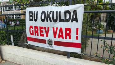 "Görevden uzaklaştırılan öğretmenin yeniden derslere girmesine" protesto