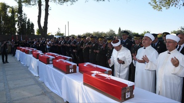 Kimlik tespiti tamamlanan 15 şehit Atlılar Şehitliği'nde defnedildi