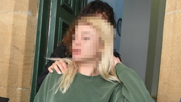 Öfkesini polis aracından çıkardı