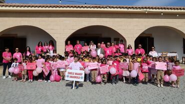İskele'de pembe balonlar farkındalık için gökyüzüne bırakıldı